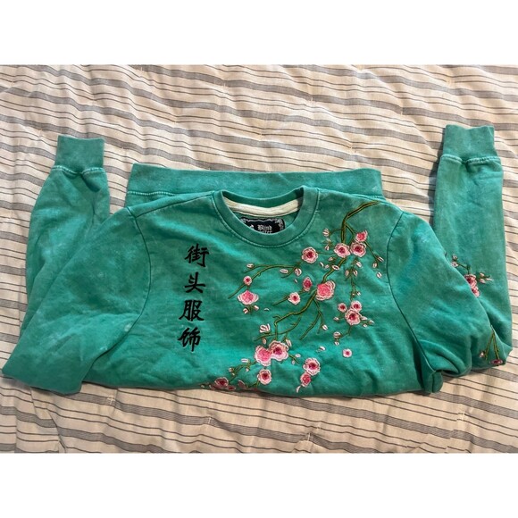 Blind Rooster Embroidered Cherry Blossoms Floral Design Crewneck Sweatshirt - Picture 6 of 9